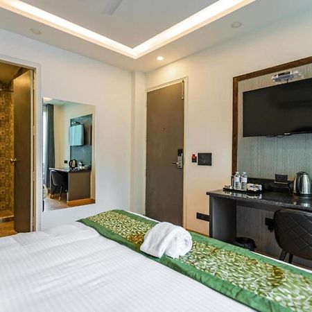 Hotel Mayur At Cr Park Нью-Дели Экстерьер фото