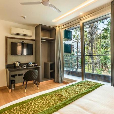 Hotel Mayur At Cr Park Нью-Дели Экстерьер фото