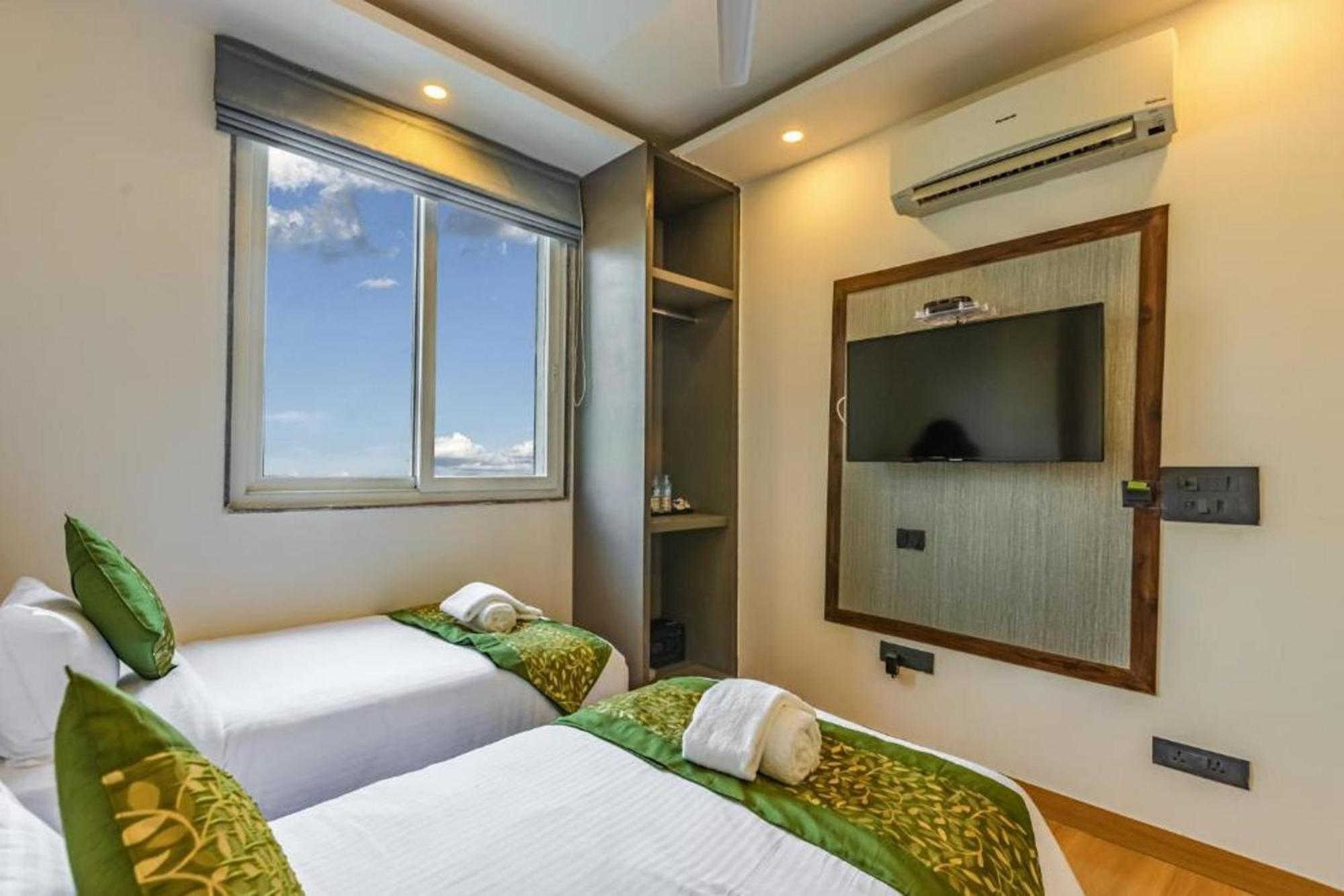 Hotel Mayur At Cr Park Нью-Дели Экстерьер фото