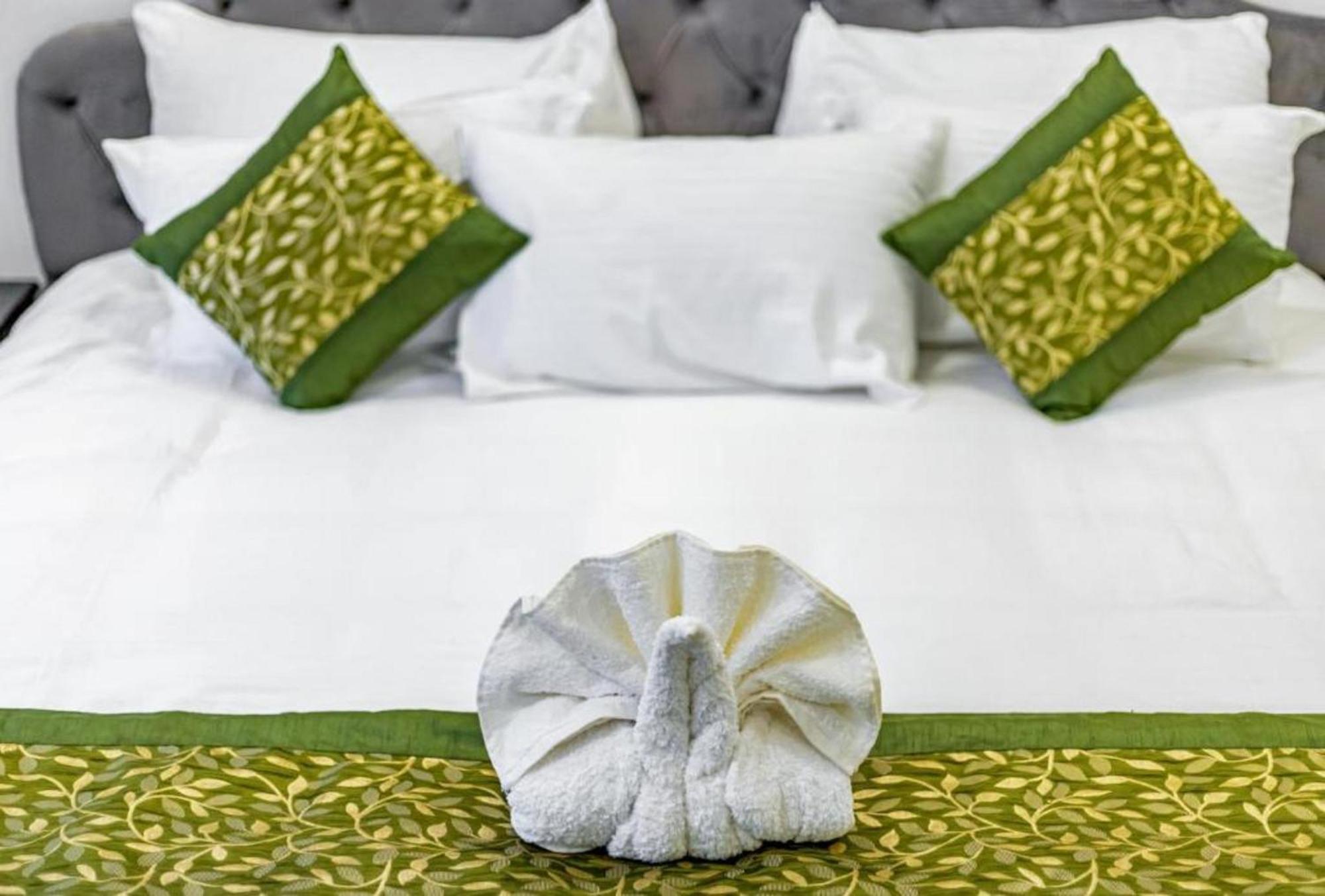 Hotel Mayur At Cr Park Нью-Дели Экстерьер фото
