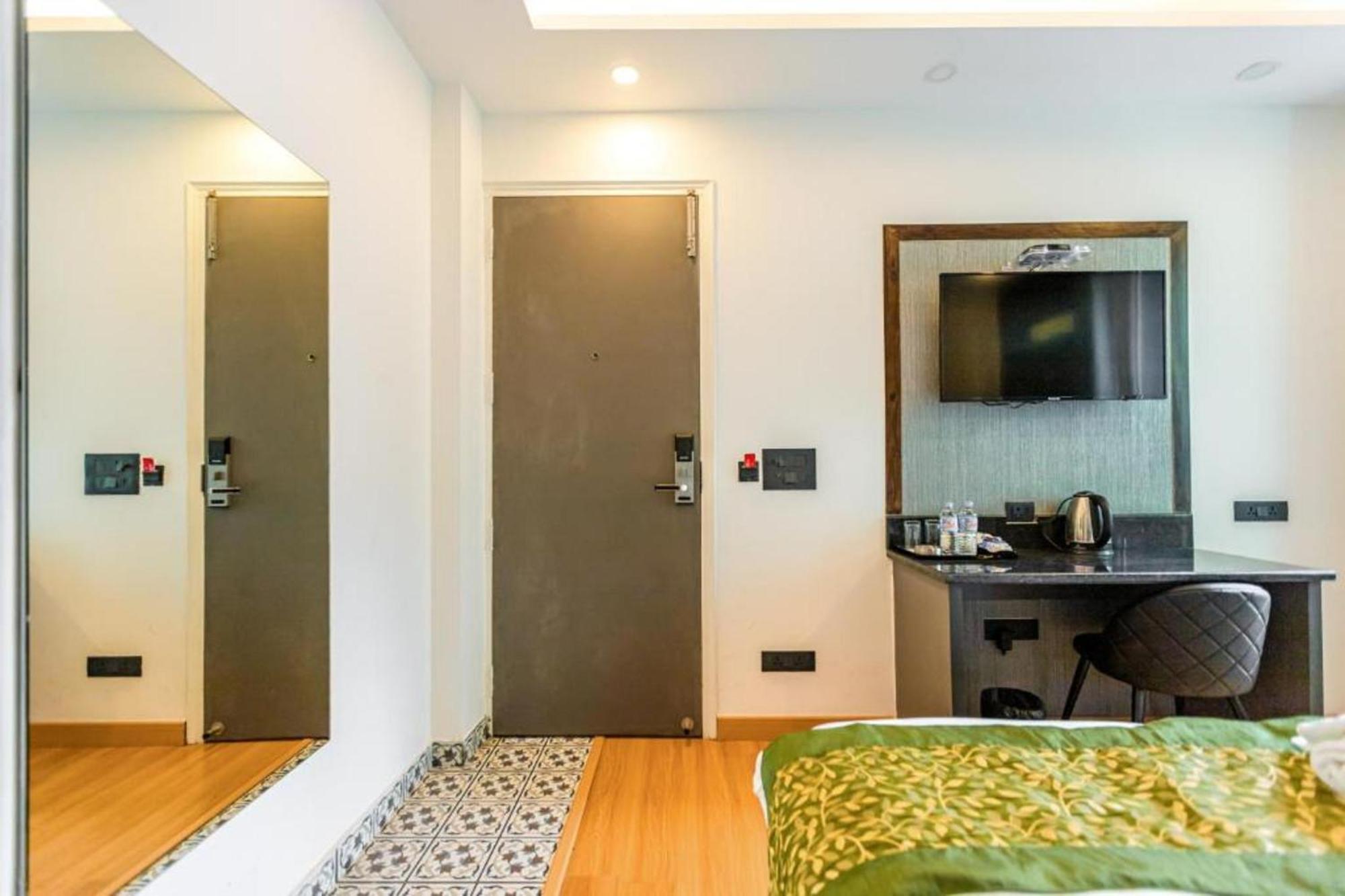 Hotel Mayur At Cr Park Нью-Дели Экстерьер фото