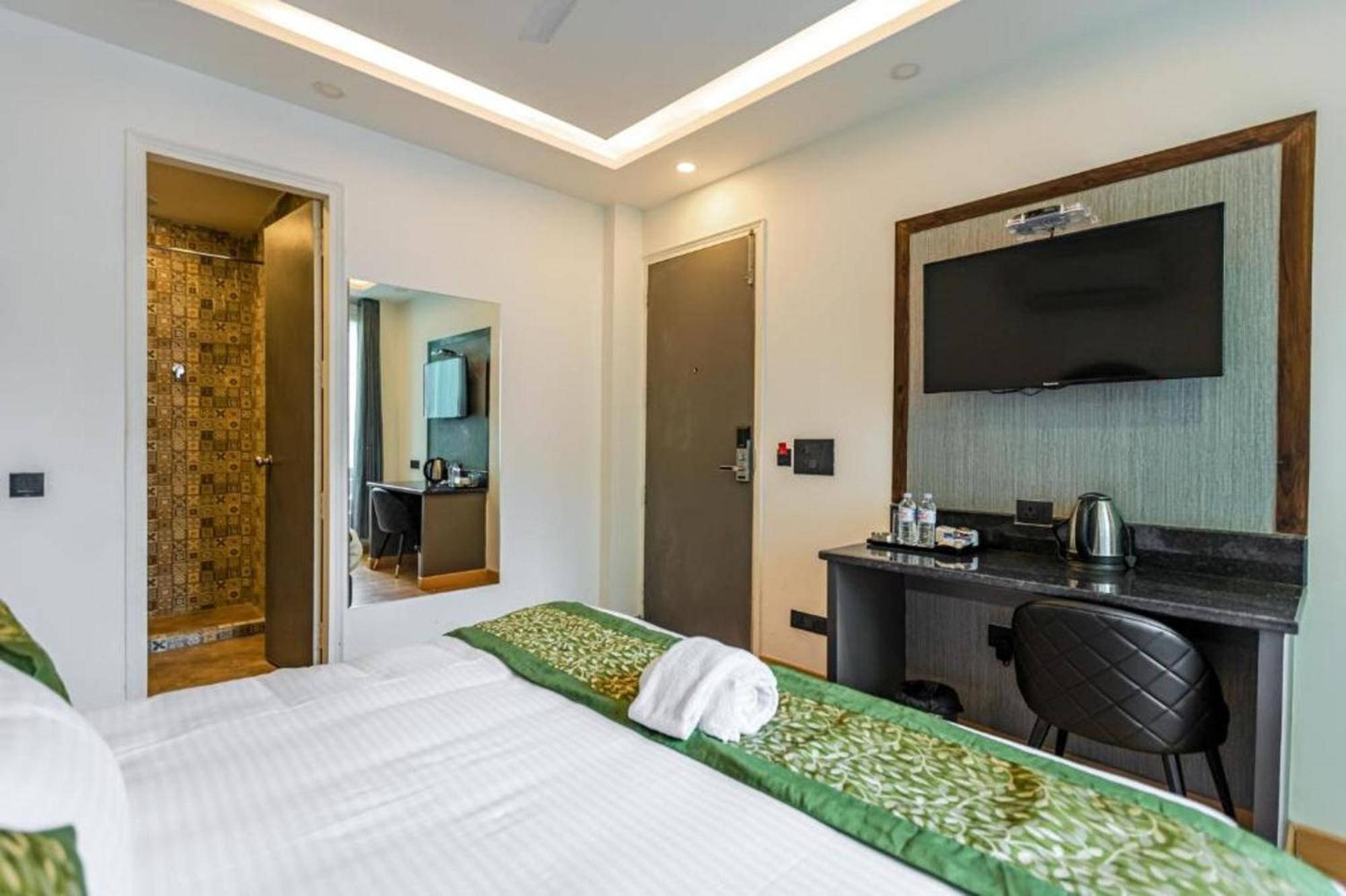 Hotel Mayur At Cr Park Нью-Дели Экстерьер фото
